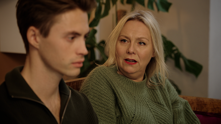 Linn Skåber spiller moren til Chris i TikTok-dramaet TOXIC. Chris er en av hovedrollene i serien og spilles av Leif Kokvoll.  Foto: Snakk Kommunikasjon
