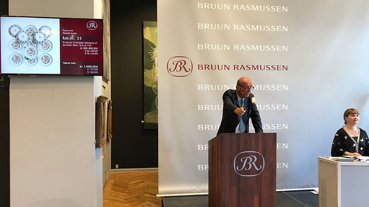 Jesper Bruun Rasmussen sælger de 12 dragetallerkener for 1 mio.kr.