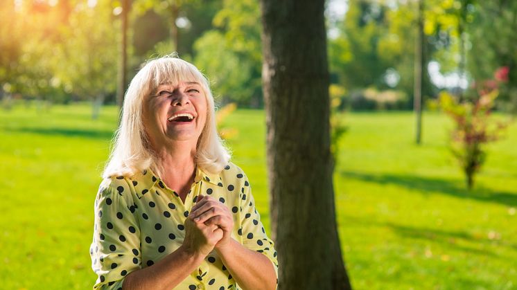 Nu är det många 70+volontärer i Frälsningsarméns som både hjälper till i arbetet för isolerade äldre och själva får ta del av hjälpinsatserna. Kampanjbild.