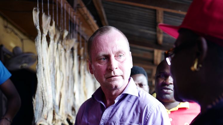 Ronny Berg møter tørrfiskselgere på marked i Nigeria