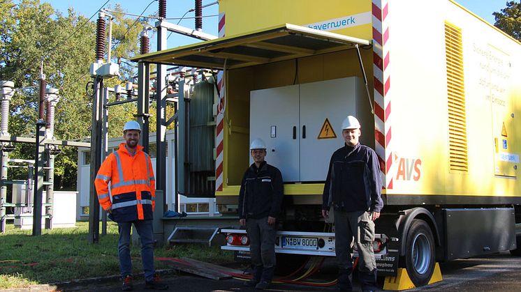 Die Techniker Florian Bergmeier (Freisinger Stadtwerke, von links), Saknarin Schürz und Leo Kretschmar (beide Bayernwerk) beim ersten Einsatz der mobilen E-Spule in einem Umspannwerk in Freising.