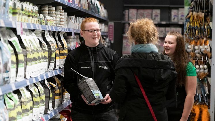 Elever tränar i butik på service och bemötande.