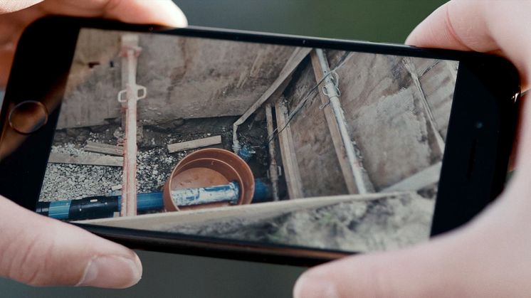 SmartSurvey™ omsætter video direkte fra mobiltelefonen til komplekse 3D-modeller og gør det nemt for medarbejdere hos forsyninger og entreprenører at indsamle dokumentation og data i forbindelse med gravearbejder. Foto: LE34.