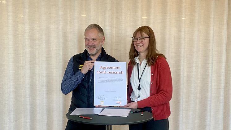 Henrik Jensen, VD för HARTING AB och Eva Thorin, professor i energiteknik och vice akademichef på MDU, signerade avtalet
