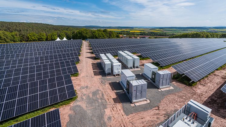 Neues Energiepaket für die Sektorenkopplung: Den Solarpark mit angeschlossenen Großspeichern in Leutershausen wird künftig die Bayernwerk Natur betreiben.
