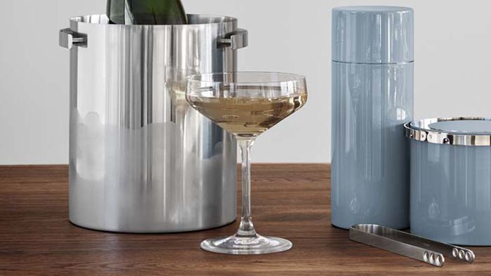 En champagnekylare framtagen för att fira 50-årsjubileet, med inspiration av den ishink som Arne Jacobsen skissade på 1969 för serien Cylinda Line.