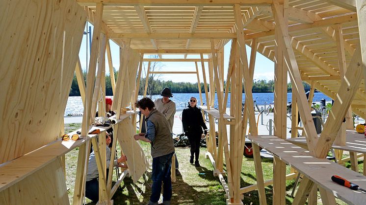 Studenter i årskurs 1 bygger upp en fullstor paviljong. Foto: Johannes Samuelsson