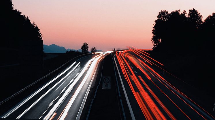 Bei längeren Autofahrten ist der Sekundenschlaf eine oft unterschätzte Gefahr. Foto: Dominik Hofbauer/unsplash.com