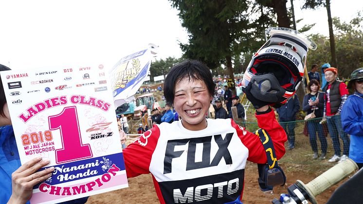 全日本モトクロス選手権 レディース　本田七海選手が年間4勝をマークして、自身初のチャンピオンを獲得