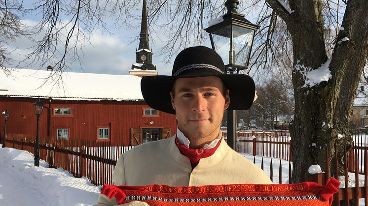 2018 års kransmas Joakim Kullberg och kransmasarnas hederspriskudde till Tjejvasan