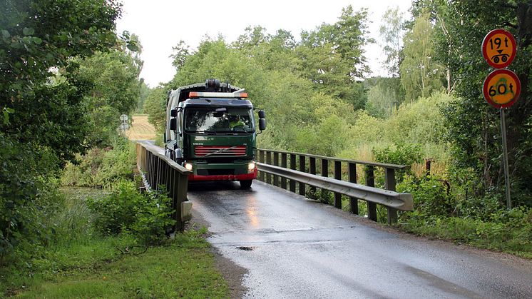 Lastbil passerar bron över Axeltorpsviken, som nu ska renoveras.
