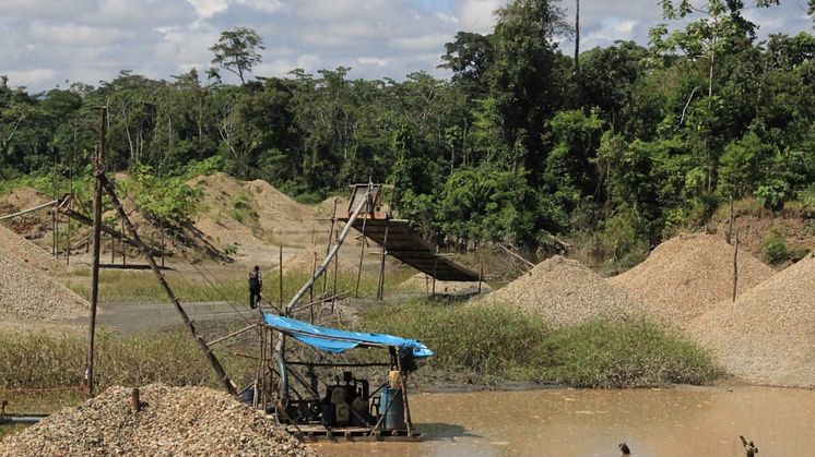 Den illegale minedrift ødelægger skoven og forurener vander med kviksølv. Foto: Vanessa Romo, Mongabay