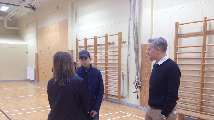 Johan Borg i samtal med högstadieeleverna på Rörsjöskolan Zenith, Malmö