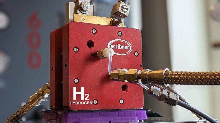 Forskarna producerar vätgas i labbet med hjälp av PEM vattenelektrolys.