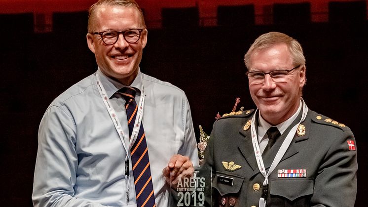 Falck CEO Jakob Riis receives the award from Colonel Lennie Fredskov, military coordinator at InterForce in the Capital Region. Photo: Hélène Mogensen de Monléon
