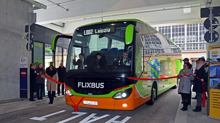 Der erste Flixbus fährt in das neue Fernbus-Terminal Hbf in Leipzig ein. 