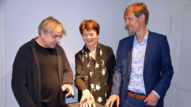 (v.l.) Erwin Stache, Beatrix Borchard und Gregor Nowak demonstrieren "Claras Hand", ein Highlight der Ausstellung