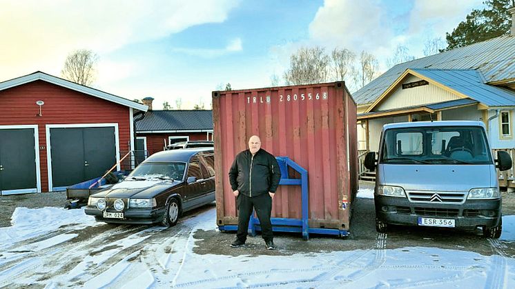 Trafiklärare Pär Dahlstedt redo med begravningsbilen och färdtjänstbussen till Ukraina.