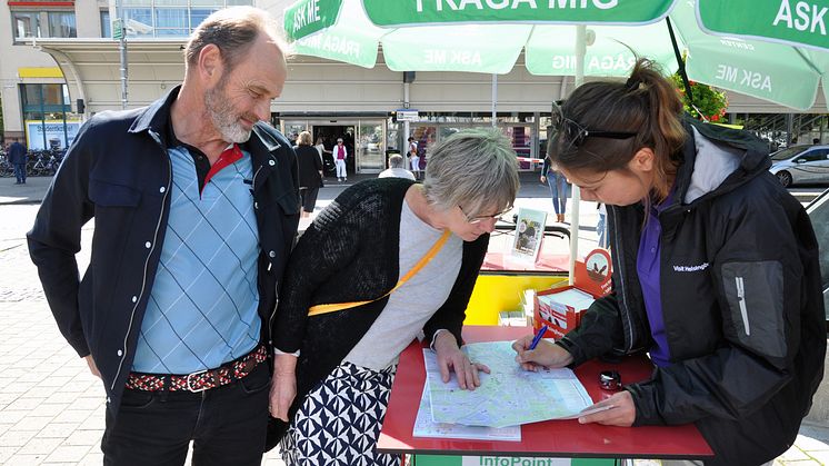 Turisterna Lasse Karlsson och Karin Nyrén Karlsson guidas av Hanna Myrbäck.