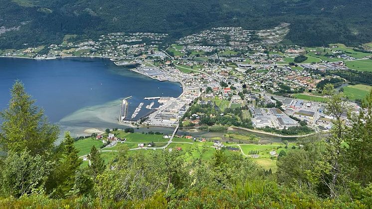 Nordfjordeid 2022 MED operahus - ein stad der kulturen har fått lov til å vekse og utvikle seg. Foto: Kari Standal Pavelich