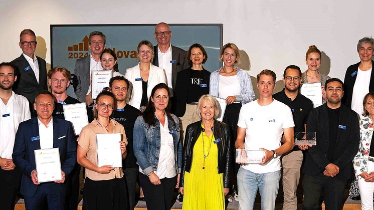 Preisträger und Laudatoren des diesjährigen SENovation-Awards. Foto: Marvin Evkuran/SIGNAL IDUNA