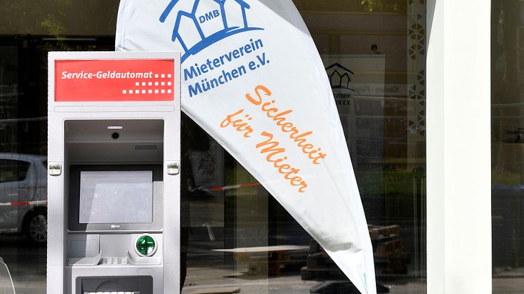 In zentraler Lage der Münchner Innenstadt bietet die Stadtsparkasse München ab sofort einen neuen Geldautomaten in der Sonnenstraße, nahe zum Stachus, integriert in die Fassade des sanierten Gebäudes des Münchner Mietervereins.