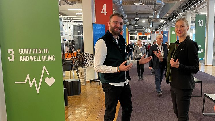 Tom Schulz Radonja och Johanna Donker, båda affärsutvecklare på Almi, hjälper dig att komma i gång med ditt hållbarhetsarbete redan vid ett första besök i montern.