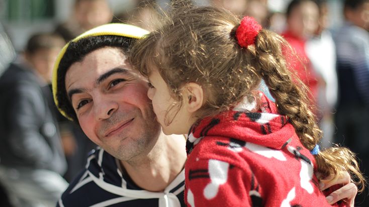 Clowner får syriska flyktingbarn att börja leka igen