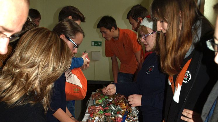 Backen für Bärenherz: Schüler des Freien Gymnasiums Borsdorf spenden für das Kinderhospiz