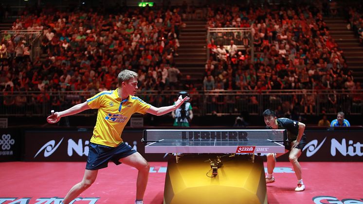 Sveriges Anton Källberg och den kinesiske världsmästaren Ma Long under VM i Düsseldorf 2017. Foto: Remy Gros, ITTF