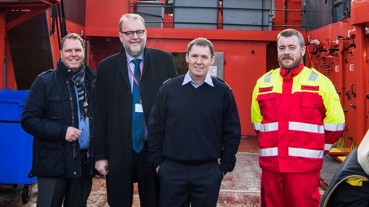 Managing Director, Søren Nørgaard Thomsen, invited the Minister for Energy, Lars Chr. Lilleholt, on board the 'Esvagt Beta' during his visit to ESVAGT. He greeted, among others, captain Jann Bach and Claus Rexen Petersen.