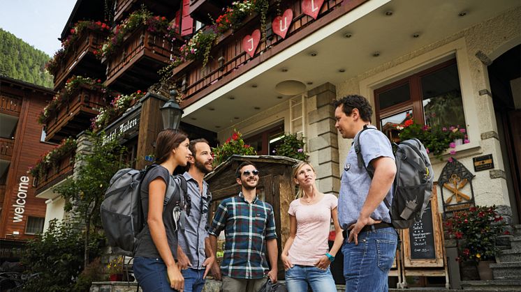 Aufbruch zur Wanderung mit dem Hotelier vom Romantikhotel Julen in Zermatt zu den Schwarnasenschafen auf der Stafelalp