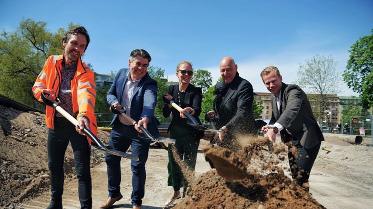 På bild från vänster: Robert Olsson, arbetschef PEAB, Niklas Borg (M), Kommunstyrelsens ordförande Linköping, Louise Lindh, VD Lundbergs, arkitekt Gert Wingårdh samt Christian Claesson, regionchef Öst Lundbergs.  Foto: Crelle Photography