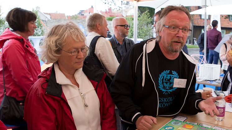 Niklas Torstensson, forskare i kognitionsvetenskap vid Högskolan i Skövde, svarar på frågor om spelet Djurparksgömmet som lär barn att undvika risker på nätet. Seminariet om spelet lockade en engagerad publik på Almedalsveckan