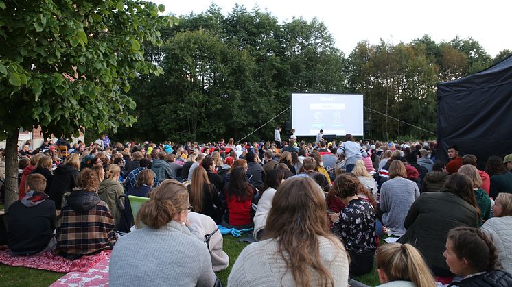 Velkommen til stemningsfull filmkveld under åpen himmel på studentbyen