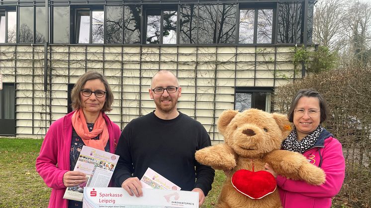 Eric Dietrich übergibt an die beiden Mitarbeiterinnen des Fördervereins, Anke Voigt und Kerstin Stadler, den Spendenscheck der Sparkasse Leipzig 