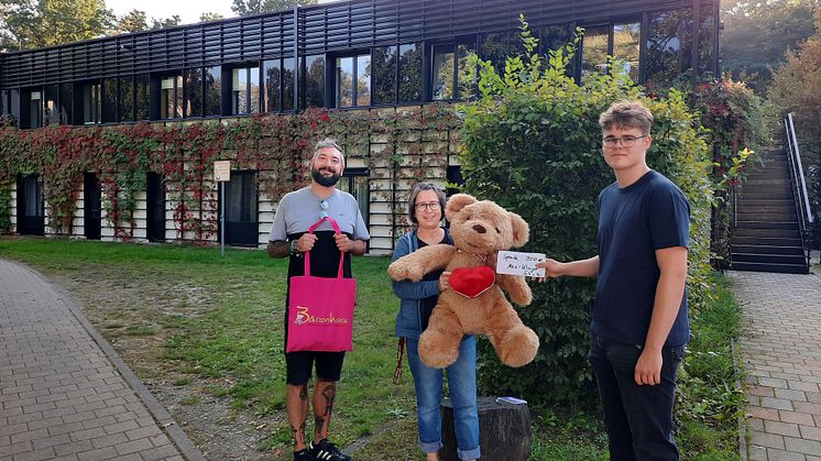 Vertrauenslehrer Jan Trute und Johannes Lobeer vom Schülerrat übergeben Kerstin Stadler, Bärenherz, die tolle Spende