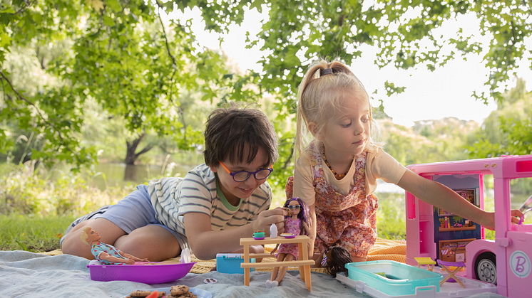 Das Spielen mit Puppen aktiviert Teile des Gehirns, die es Kindern ermöglichen, Empathie und soziale Verarbeitungsfähigkeiten zu entwickeln