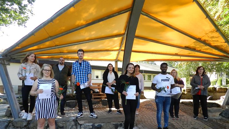 Zehn der zwölf frisch gebackenen Altenpflegehelfenden (von links): Sandra Günther, Carla Lotter, Simon Fürst, Andreas Friedrich, Anna-Lena Kurz, Serap Aydin, Daniela Helbig, Goitom Tewelemedhin, Lisa Klöckner und Melanie Kronier.