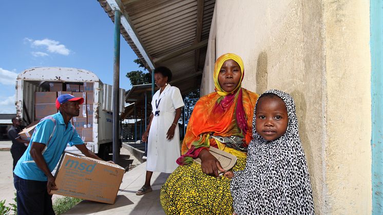 Äiti ja lapsi käyttävät Last Mile -projektin mahdollistamia lääkäripalveluja Tansaniassa