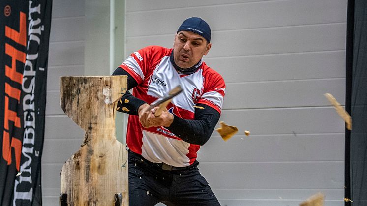 Michal Dubicki, som konkurrerte på trygg avstand i Polen, dominerte i grenen Standing Block Chop.