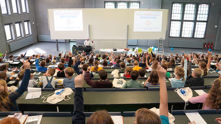 Ab dem 12. November 2022 lädt das Team der Kinderuniversität der TH Wildau an drei Samstagen interessierte Schülerinnen und Schüler zwischen acht und zwölf Jahren auf den Wildauer Campus ein. (Bild: TH Wildau)