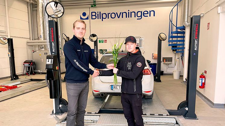 Öppnandet av Bilprovningen Täby-Arninge firas med att ge blommor till första kunden. Foto: Bilprovningen