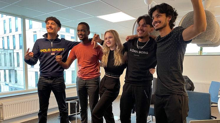 TBS-Örebro-eleverna Ida Kamisevic, Padasht Sherwan Rostam, Zeebrain Khan, Ayuub Nur och Nedmedin Ismaili firar EM-guldet i tyska klädjätten Zalandos innovationstävling. Förstapriset blir att besöka huvudkontoret i Berlin.