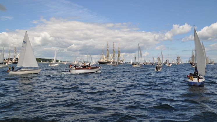 Reges Treiben auf der Kieler Förde zur Windjammerparade.