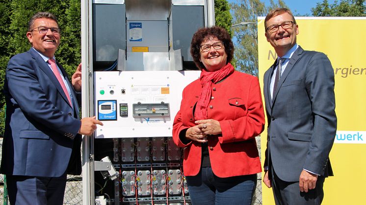 Bayerns Wirtschaftsstaatssekretär Franz Josef Pschierer, Osterhofens Bürgermeisterin Liane Sedlmeier und Bayernwerk-Vorstandsvorsitzender Reimund Gotzel (v.l.) am Montag vor dem Schrank mit dem Batteriespeicher zum Test in Langeniserhofen.