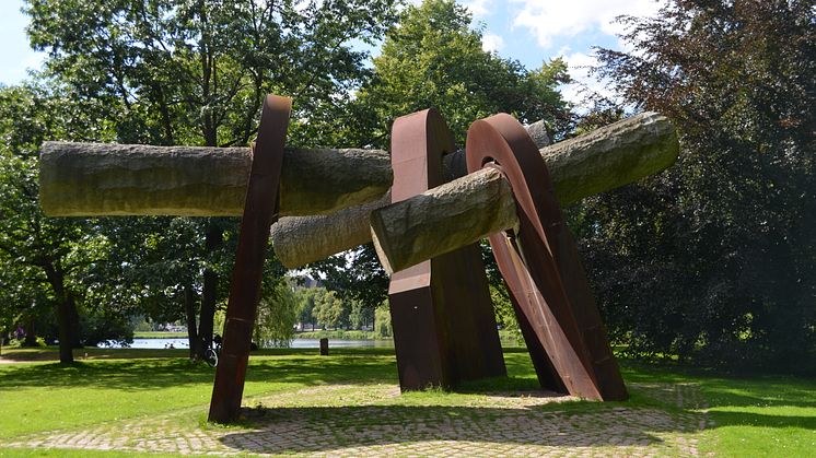 Denkmal zum Matrosenaufstand 1918 von Hans-Jürgen Breuste (Stahl, Granit) im Ratsdienergarten