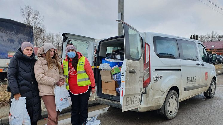 Frälsningsarmén har noterat hur unga män cirkulerar och erbjuder hjälp med övernattning eller jobb åt enbart unga kvinnor och uppmanar alla flyktingar att vara vaksamma.