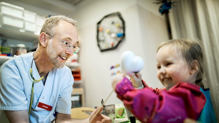 Jonas F Ludvigsson, professor i epidemiologi vid Karolinska Institutet samt överläkare i pediatrik vid Örebro universitetssjukhus.