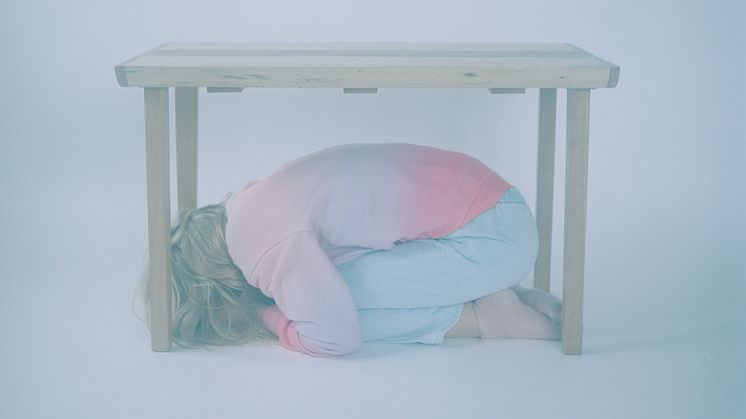 Charlotta Hammar, Curled up under a table, 2022